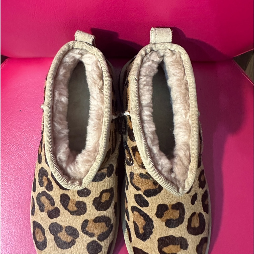 Short Ugg Boots - Picture 3 of 3